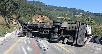 Accidente en Puebla-Córdoba: cierre intermitente por volcadura de tráiler