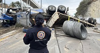 Vuelca tráiler en Periférico Ecológico: Bomberos de San Andrés Cholula atienden emergencia