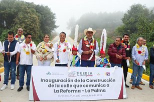 Inauguran pavimento hidráulico en Xiutetelco para impulsar la igualdad