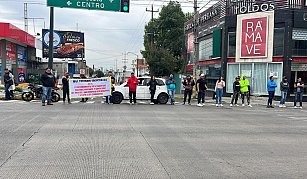 Vecinos bloquean la 25 Poniente y 31 Sur en protesta contra parquímetros