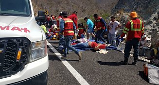 Suman 18 los fallecidos por accidente en Oaxaca tras volcadura de autobús