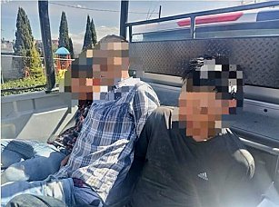 ¡Intensa Persecución en Calpulalpan! Tres Sujetos Detenidos por Asaltar a Operador de Tráiler
