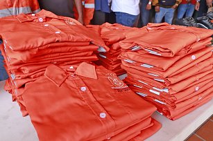 Entrega Omar Muñoz uniformes al personal del Servicio de Recolección de Residuos Sólidos Urbanos