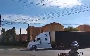 Tráiler es arrastrado por tren en Celaya, Guanajuato: sin heridos pero con grandes daños