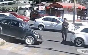 ¡Insólito! Joven se salva de ser atropellado por auto sin frenos en Naucalpan