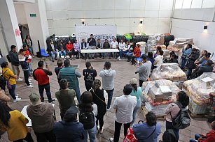 Omar Muñoz y Tere Alfaro entregan insumos alimentarios a escuelas  