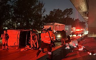 Volcadura en la autopista México-Puebla deja hielo esparcido y caos vial