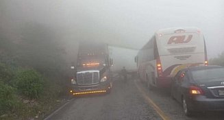 Choque entre autobús y auto en Acultzingo por neblina y velocidad