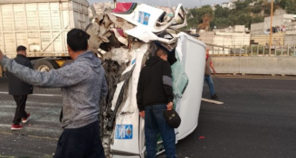 Accidente en la autopista México-Pachuca: combi se voltea tras chocar contra remolque de pipa