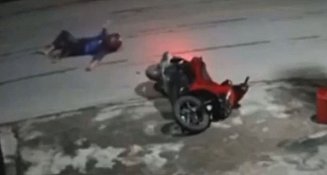 Motociclista sufre accidente y es atropellado por un autobús