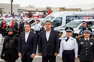 Gobernador entrega patrullas, uniformes y reconoce a policías de Puebla