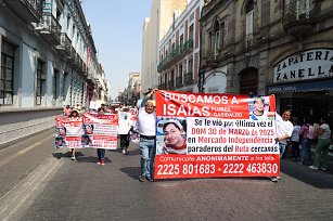 Familiares de Isaías Flores marchan en Puebla para exigir su localización