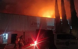 Incendio consume bodega en Amozoc; evacúan empresas cercanas