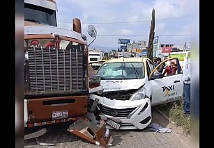 Choque entre tráiler y taxi cierra carretera México-Tuxpan: 3 heridos