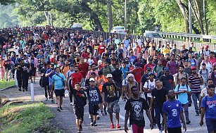 Caravana de 2 mil migrantes parte de Tapachula, Chiapas
