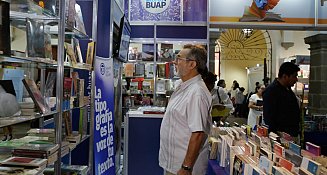 Puebla, Pue.– La Feria Nacional del Libro (Fenali) 2025 se celebrará del 30 de mayo al 8 de junio en el emblemático edificio Carolino, en el Centro Histórico de Puebla, con una expectativa de hasta ocho mil visitantes diarios.  Luis Antonio Lucio Vargas, vicerrector de Cultura, y David Cortés, director de Publicaciones de la BUAP, presentaron esta edición número 38 de la feria, que contará con más de 150 actividades artísticas, presentaciones de libros, conferencias con autores invitados, talleres y firmas de libros.  La Fenali tendrá un horario de 10:00 a 20:00 horas y ofrecerá obras literarias de diversos géneros con precios accesibles, desde los 11 hasta los 500 pesos. Las editoriales participantes han sido invitadas a reducir costos para facilitar el acceso a la lectura.  El evento no solo será un punto de encuentro para lectores y escritores, sino también un espacio cultural con presentaciones en vivo y talleres dirigidos al público en general, con el objetivo de fomentar la lectura y el diálogo en torno a la literatura contemporánea.