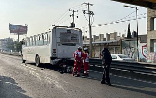 Motociclista muere tras impactar contra camión en la autopista México-Puebla