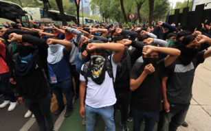 Protesta de Normalistas de Ayotzinapa en el Senado: Exigen Justicia a 10 Años de la Desaparición de los 43