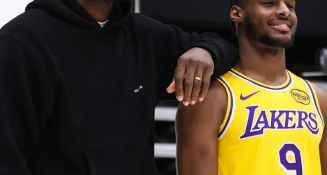 LeBron James renueva contrato con los Lakers