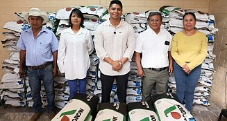 Entrega Omar Muñoz apoyos a agricultores de San Lorenzo Almecatla 