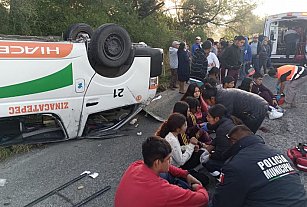 Volcadura en Zinacatepec: 19 heridos, entre ellos estudiantes de bachillerato