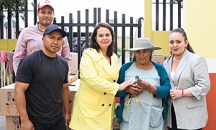 Reciben familias de Huamantla paquetes de especies menores