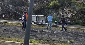 Camioneta vuelca en Periférico Ecológico rumbo a Tehuacán