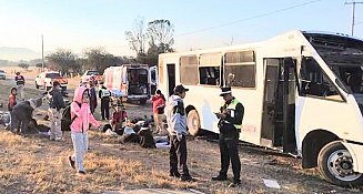 Accidente en la carretera 57: Autobús de personal choca con pipa y deja seis heridos