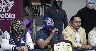 El presidente de la Comisión de Box y Lucha Libre del Cabildo de Puebla, Wences Ovidio Celis Córdova, anunció la realización del Campeonato de Puebla de Lucha Libre, como parte de los esfuerzos del Ayuntamiento por promover el deporte en las 17 juntas auxiliares. El evento se llevará a cabo el sábado 25 de enero en la Arena “Damián”, San Francisco Teotihuacán, a partir de las 5:30 pm.  Celis Córdova destacó que los cinturones en disputa serán en las categorías de peso “Ligero”, “Medio” y “Welter”. Resaltó que estas iniciativas forman parte de la estrategia del Ayuntamiento para fortalecer el tejido social y contribuir al desarrollo integral de la comunidad. Asimismo, subrayó la importancia de acercar el deporte a la población como un medio para fomentar la sana convivencia.  Erick de Jesús Aguilar Muñoz, director general de la Arena “Damián”, señaló que estos campeonatos son un referente en el ámbito local y que la convocatoria sigue abierta para luchadores interesados en participar. Además, reveló que la lucha estelar contará con la participación de Tonalli, King Rocker y Metal Spider enfrentándose a Hell Boy, Cuchillo y un participante sorpresa.  El costo de los boletos es de 50 pesos para niños, 100 pesos entrada general, 150 pesos en segunda fila, y 200 pesos en primera fila. Las entradas están disponibles en las taquillas de la Arena “Damián” y a través de los números de WhatsApp 22 12 27 95 41 y 22 21 86 19 90. En la conferencia de prensa estuvieron presentes luchadores reconocidos como Black Panther, Centella de Oro, Califa, Rey Celeste, Zignum Extrem, Conjuro, Adamant y Crazy Santana.