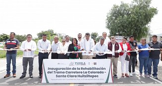 Sergio Salomón inaugura cancha de fútbol y mejora carretera en Tepeyahualco