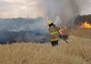 Bomberos de Protección Civil Cholula sofocan incendio en terreno baldío