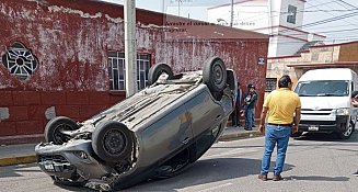 Volcadura en colonia 20 de Noviembre deja un herido y genera caos vial