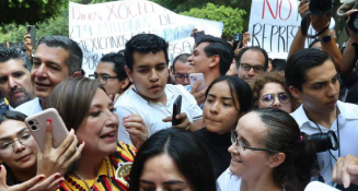 “No nos representas”, “Fuera Xóchitl”: gritan estudiantes a Xóchitl Gálvez en su visita a la UdeG