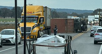 Tráiler volcado en la Amozoc-Perote genera caos vial