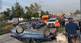 Auto vuelca en Periférico Ecológico: caos vial hacia Amozoc este 25 de octubre