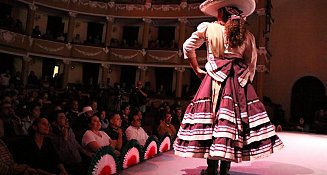 Homenaje a Aida Cuevas: Muestra de Vestidos Charras en el Teatro Xicohténcatl, 21 de septiembre