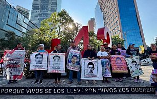 Claudia Sheinbaum se reúne con familiares de los normalistas de Ayotzinapa