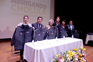 Inicia Gobierno de Cholula entrega de 4 mil 500 chamarras a adultos mayores