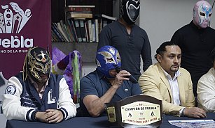 El presidente de la Comisión de Box y Lucha Libre del Cabildo de Puebla, Wences Ovidio Celis Córdova, anunció la realización del Campeonato de Puebla de Lucha Libre, como parte de los esfuerzos del Ayuntamiento por promover el deporte en las 17 juntas auxiliares. El evento se llevará a cabo el sábado 25 de enero en la Arena “Damián”, San Francisco Teotihuacán, a partir de las 5:30 pm.  Celis Córdova destacó que los cinturones en disputa serán en las categorías de peso “Ligero”, “Medio” y “Welter”. Resaltó que estas iniciativas forman parte de la estrategia del Ayuntamiento para fortalecer el tejido social y contribuir al desarrollo integral de la comunidad. Asimismo, subrayó la importancia de acercar el deporte a la población como un medio para fomentar la sana convivencia.  Erick de Jesús Aguilar Muñoz, director general de la Arena “Damián”, señaló que estos campeonatos son un referente en el ámbito local y que la convocatoria sigue abierta para luchadores interesados en participar. Además, reveló que la lucha estelar contará con la participación de Tonalli, King Rocker y Metal Spider enfrentándose a Hell Boy, Cuchillo y un participante sorpresa.  El costo de los boletos es de 50 pesos para niños, 100 pesos entrada general, 150 pesos en segunda fila, y 200 pesos en primera fila. Las entradas están disponibles en las taquillas de la Arena “Damián” y a través de los números de WhatsApp 22 12 27 95 41 y 22 21 86 19 90. En la conferencia de prensa estuvieron presentes luchadores reconocidos como Black Panther, Centella de Oro, Califa, Rey Celeste, Zignum Extrem, Conjuro, Adamant y Crazy Santana.