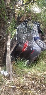Camioneta cae a barranco y deja daños materiales, en Yauhquemehcan