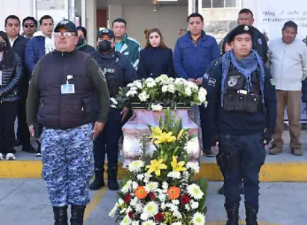 Emotivo homenaje a Adán N., paramédico fallecido, con minuto de sirenas