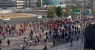 Protesta de taxis piratas genera caos vial en Puebla