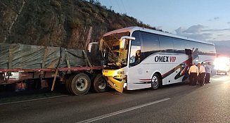 Accidente entre autobús y tráiler en Nuevo León deja 20 heridos; chofer investigado