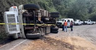 Volcadura de camión en Jalisco deja tres muertos y cinco heridos