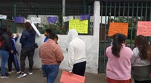 Protestan padres de familia en escuela de San Pedro Cholula por destitución de docente