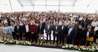 El gobernador Sergio Salomón apoya a maestros en evento del SNTE