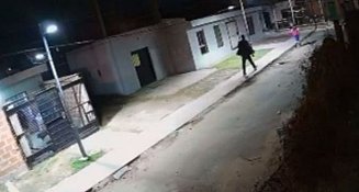 Hombre golpea a su hijo y esposa en la calle: un vecino armado lo detiene