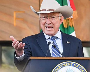 Ken Salazar reaparece y critica a Trump por el cambio de nombre del Golfo de México