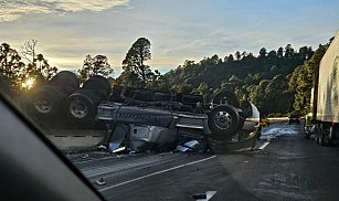 Volcadura de tráiler bloquea autopista México-Puebla: tráfico detenido