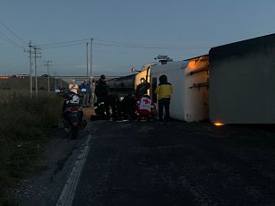 Tren embiste a tráiler en Huamantla tras intentar ganarle el paso